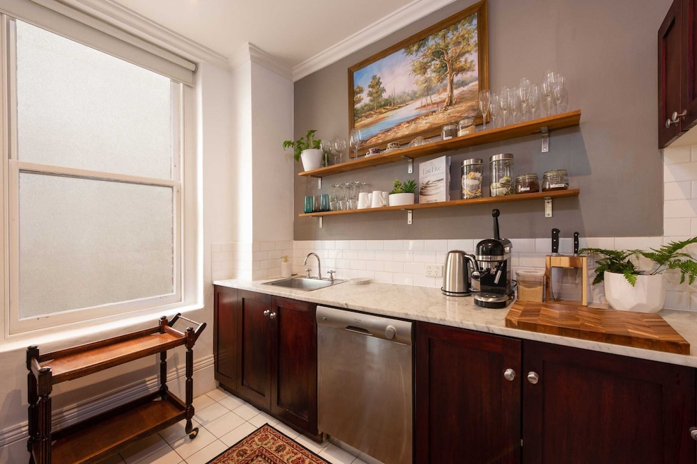 Quiet 2 Bedroom Apartment in Heritage Building in the CBD
