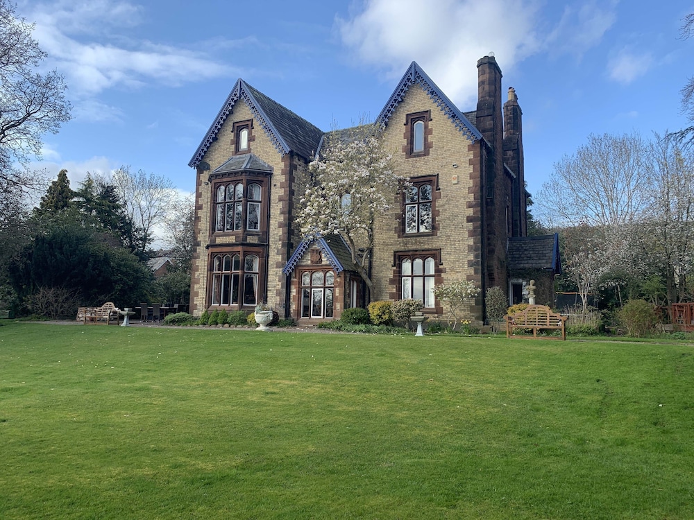Lonsdale Villa Retreat