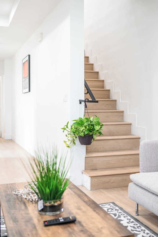 Not Affected by the Fire/modern 5BR Home With Full Amenities & Parking #2