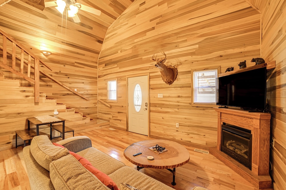 Steps to Kentucky Lake: Cozy Cabin w/ Deck!