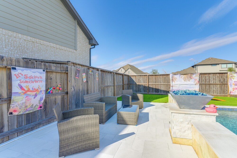 Games, Films & Outdoor Fun: Luxe Home in La Marque