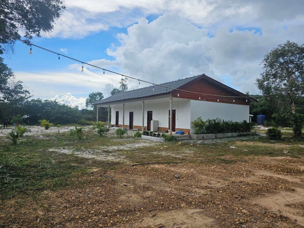 White Beach Hostel