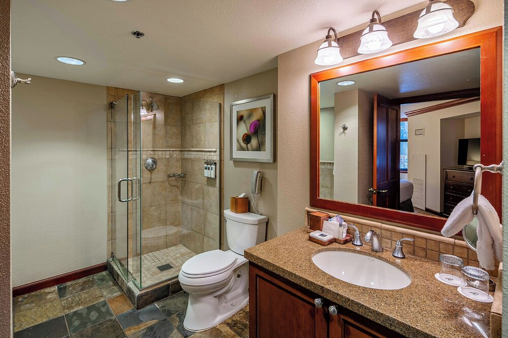 2BR Condo w/ Pool Access, Hot Tub, & ski In/out