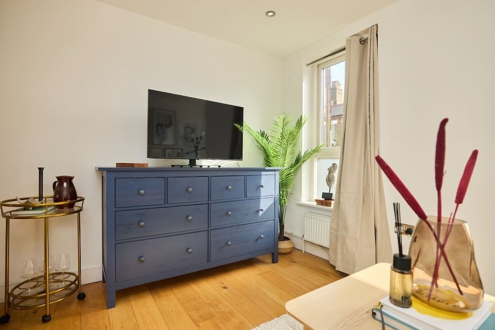 The Queen's Park Getaway - Adorable 2bdr Flat With Terrace