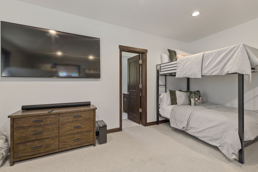Gray Bear #86 4 Bedroom Home by RedAwning view 4