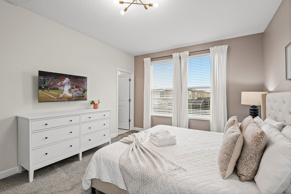 Magical 6BR Retreat With Pool Best Location