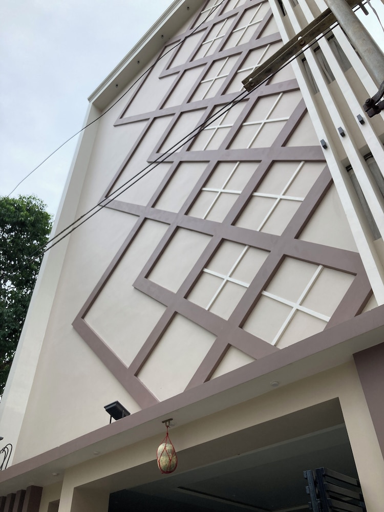 MURALI KRISHNA APART HOTEL