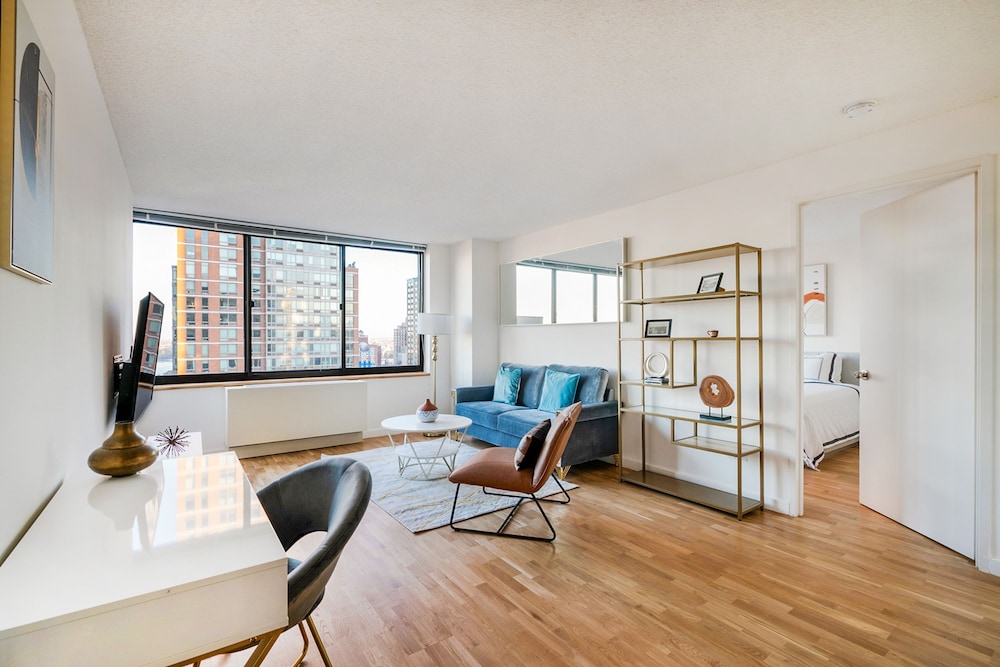 Luxury 2 Bed 2 Bath Unit in Prime Location of NYC