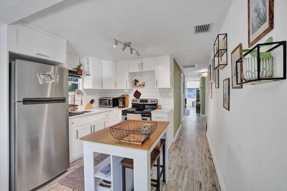 Zen 2br, 7 Min From Beach & Airport, Save Now!