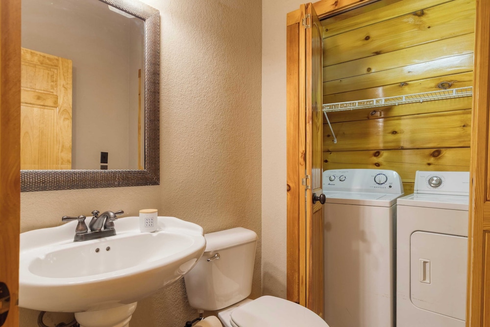 Luxury Cabin Sleeps 19 Game Room, Hot Tub Dollywood Alpine Mountain Lodge