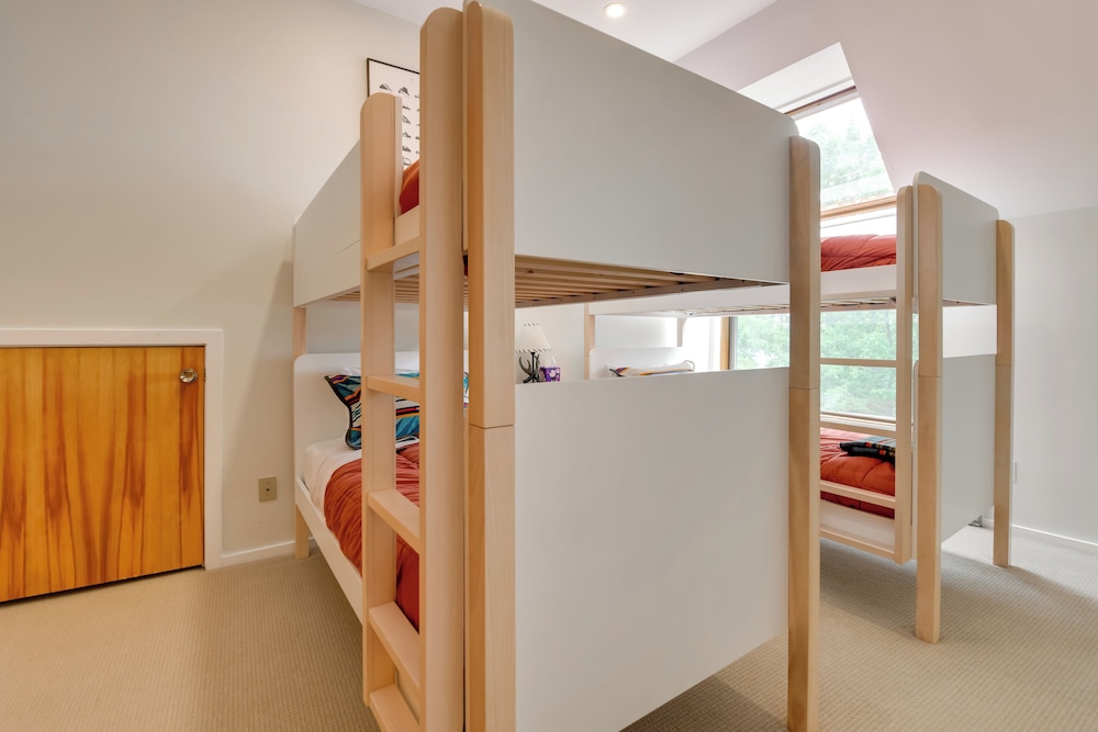 Ski-in/ski-out Sugarbush Retreat w/ Indoor Hot Tub