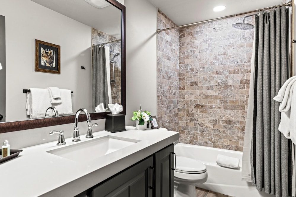 Black Bear Lodge KBM Resorts Walk to Slopes and Restaurants, Hot Tub, Elevator Access 2 Units, 4 Bedrooms BBL Ml-2744