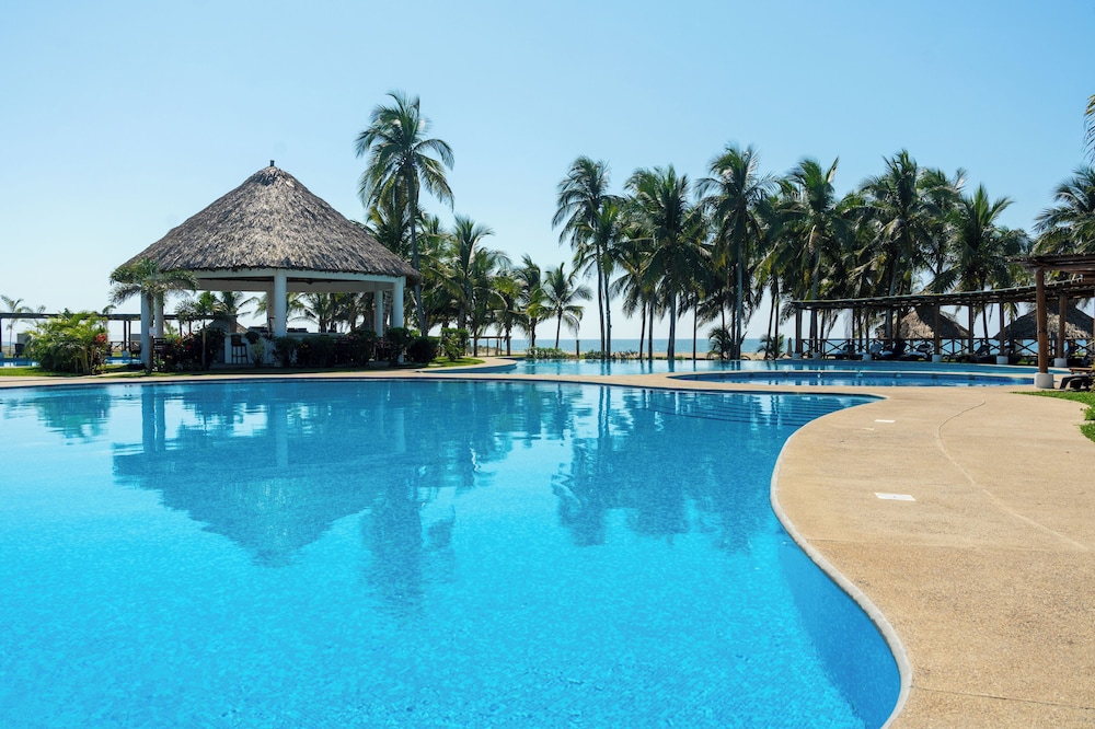 Family House with Pool 10 min airport