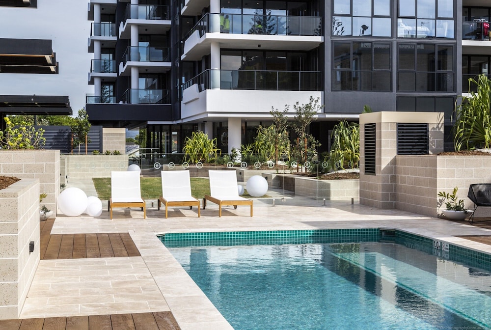 Luxe Beachfront 2-bed With Gym, Pool & Views