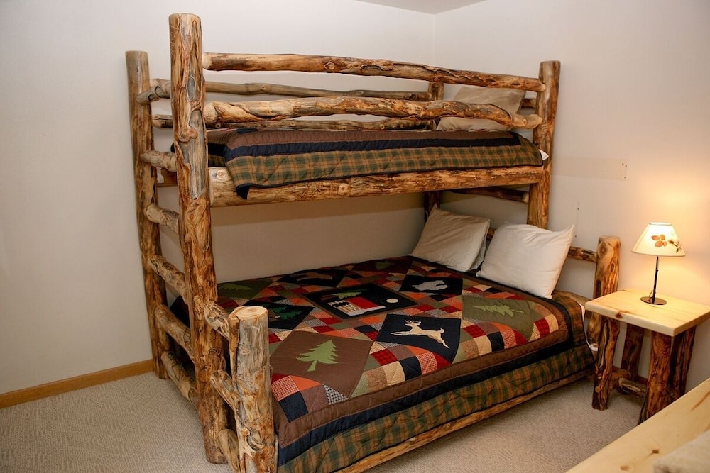 Lazy R Cottages: 14 2 Bedroom Cabin - Property Image 3