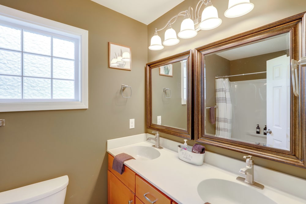 Family Home w/ Game Room, 3 Mi to Dtwn Asheville!