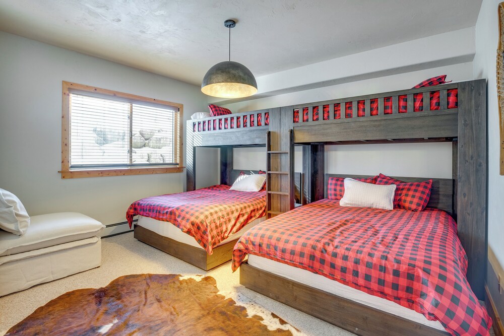 Walk to Lift! Luxe, Updated Cbmr Home w/ Mtn Views