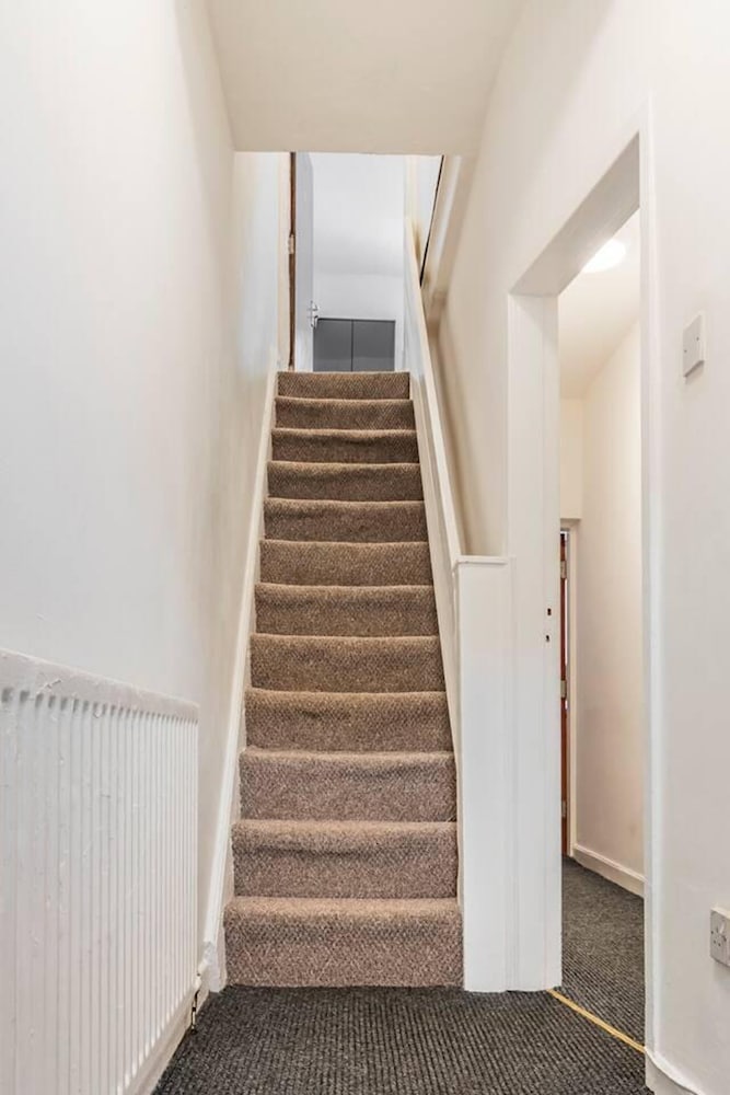 Immaculate 4-bed House Near Anfield and Goodison view 3