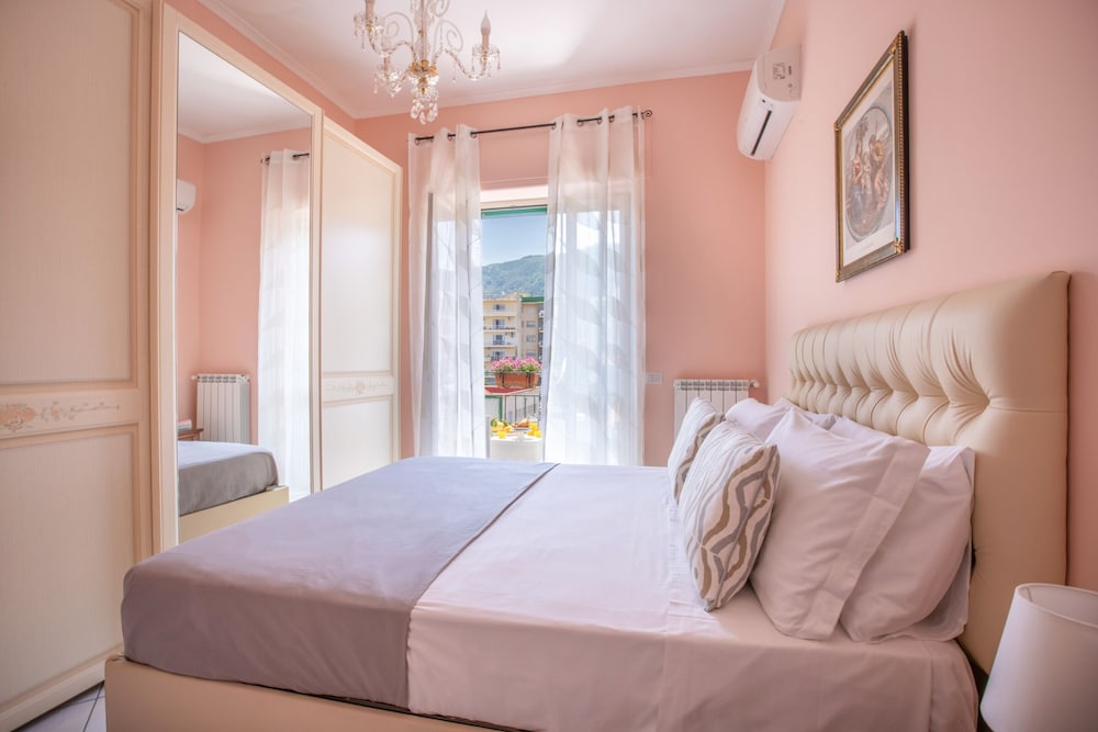 City Home In Sorrento With Balcony And View