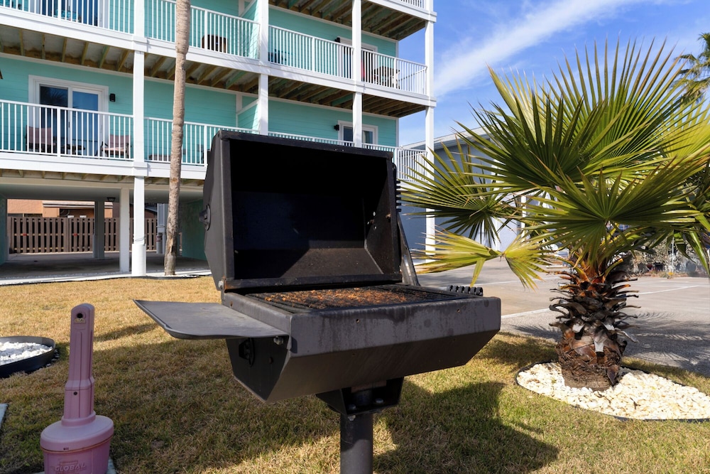 Sand Castles West A4: Steps to Beach, Pools, Private Balcony & More!