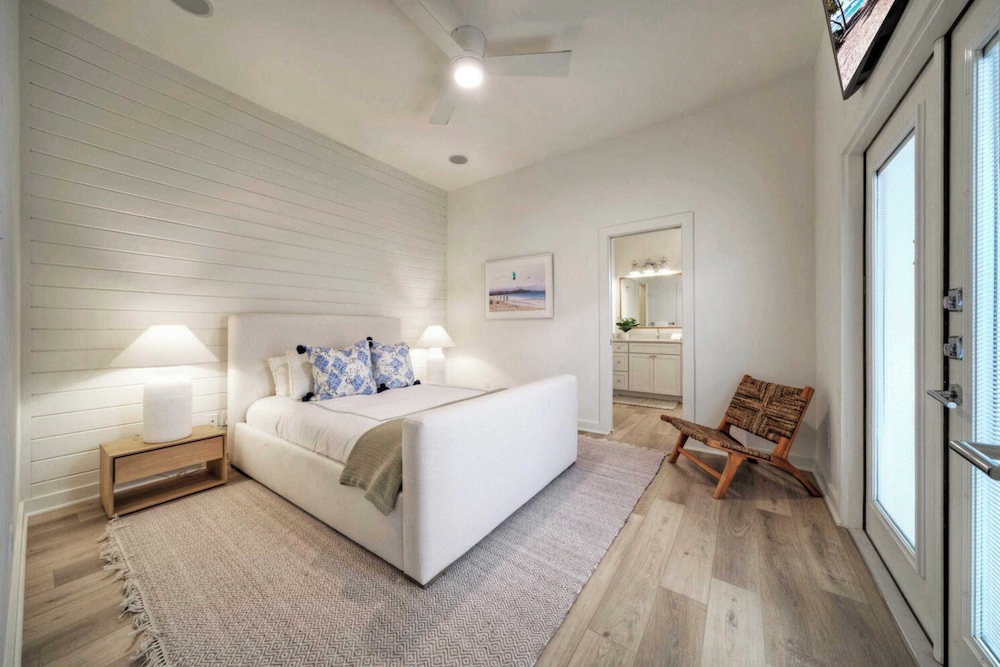 Sleeps 18 2 Beach Homes w/ 2 Pools, Playground, Covered Patios Pirates Bay