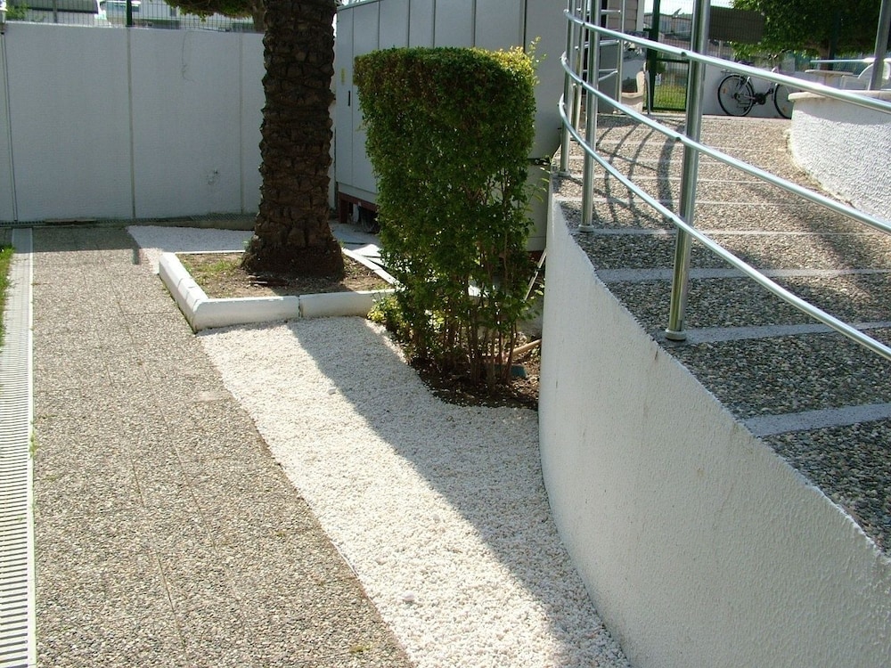 Side Garden Residence