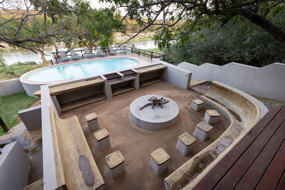 Nyati Safari Lodge