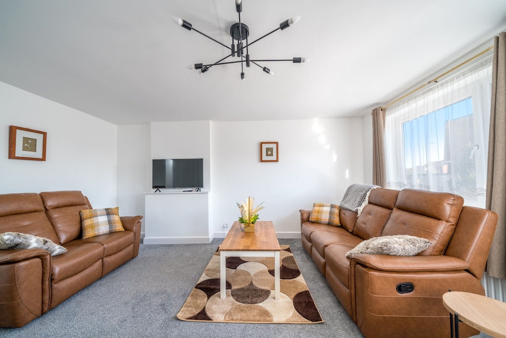 5 Bed House - Sleeps 11 - Garden