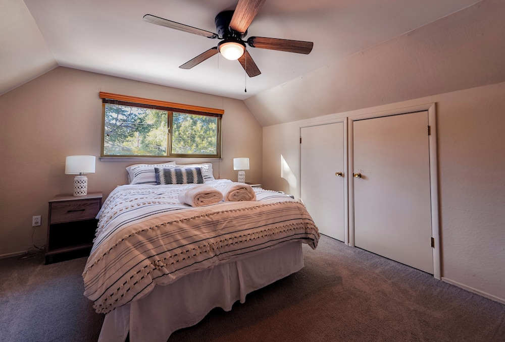 Charming Cherokee Cabin Secluded Stay for 6 Just 10 Minutes to Tahoe!