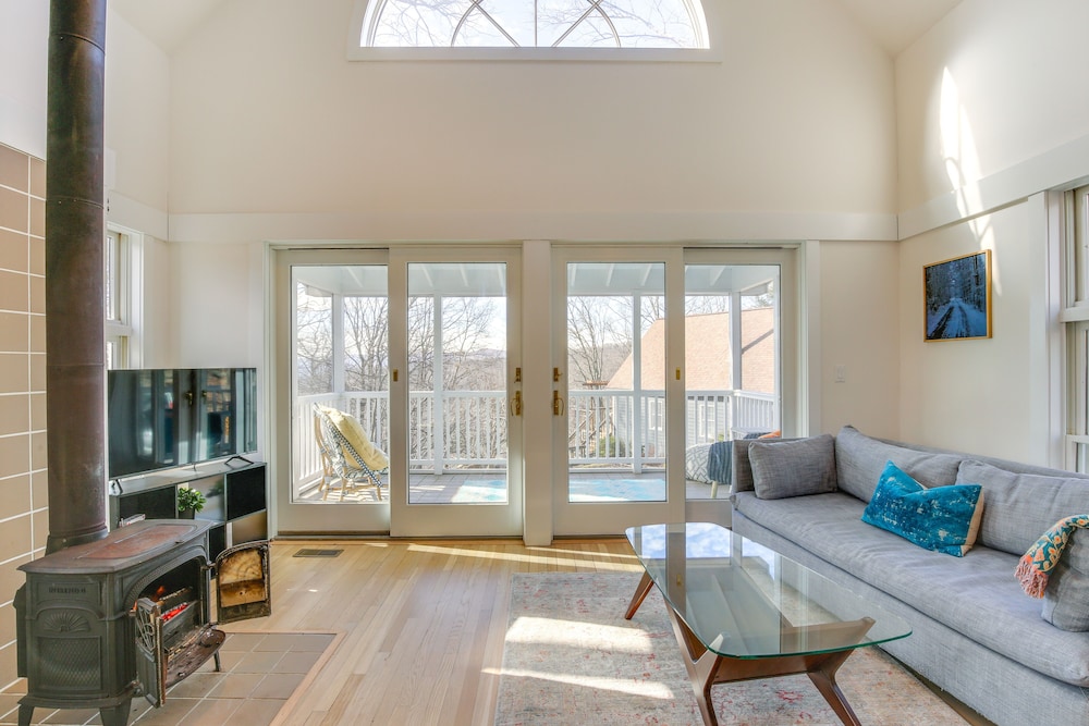 Dreamy Hudson Valley Cottage w/ State Park Views view 3