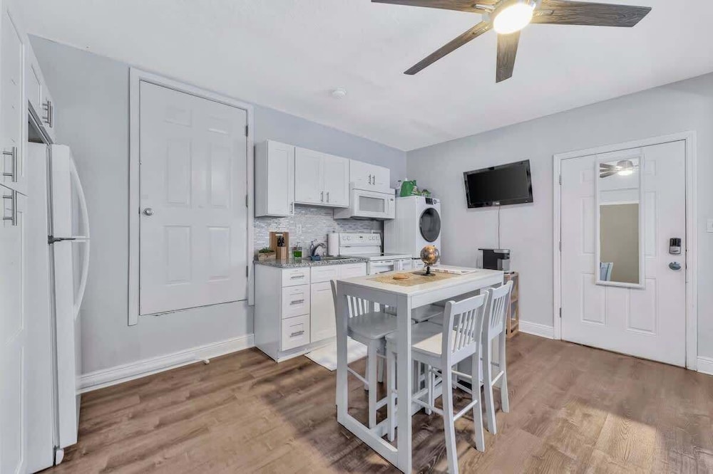 Cozy Suite Full Amenitie s pet Friendly