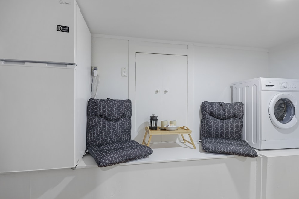 Newly Renovated Studio w Parking-Netflix view 4