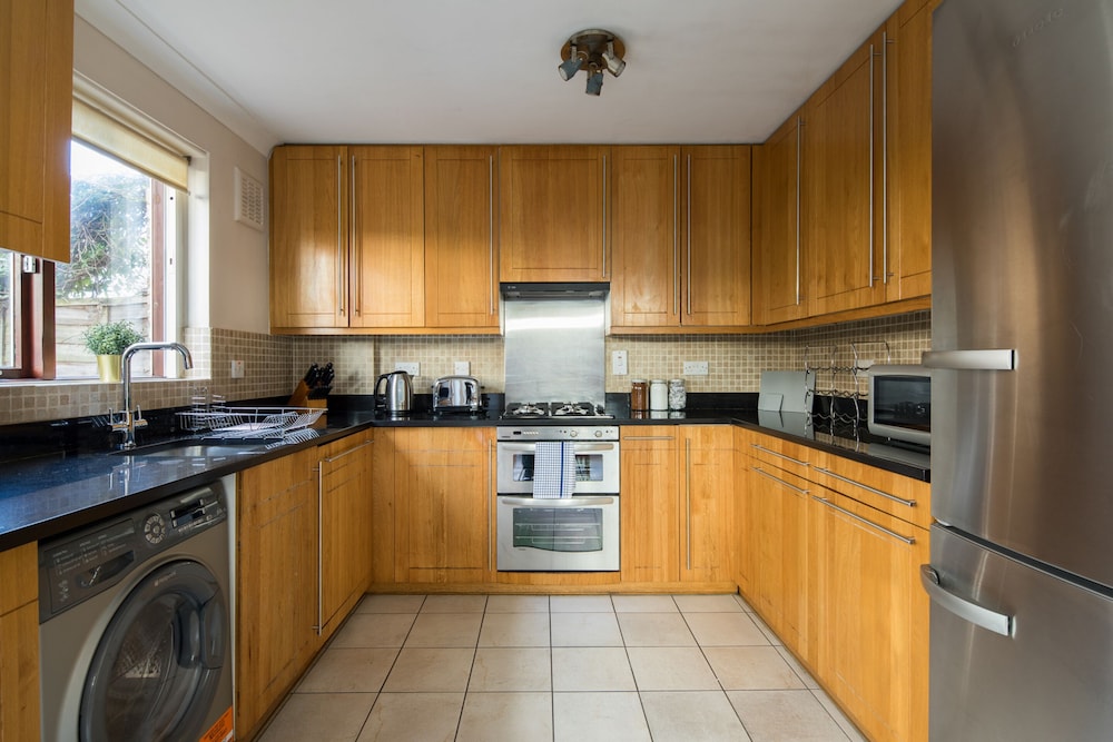 Spacious 2 Bed Apartment with Garden in Fulham