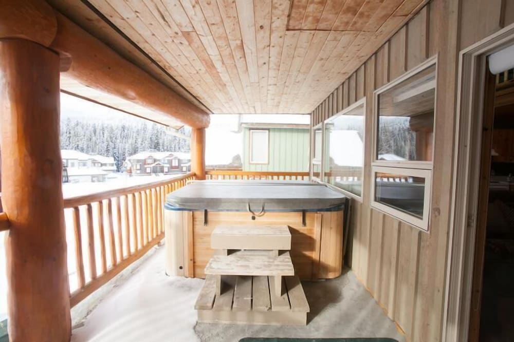 Outlaws Inn by Apex Accommodations - Image 1