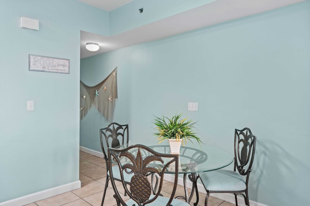 Relax at Panama City Beach Balcony, Parking, Walk to Dining