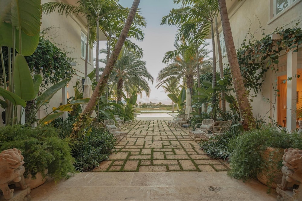 Unique Lake-front 10-bedroom Mansion in Most Luxurious Resort of the Caribbean view 4