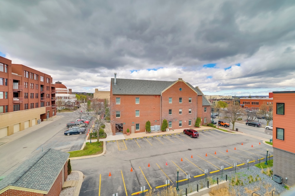 Traverse City Condo w/ Balcony: Walk to Downtown!