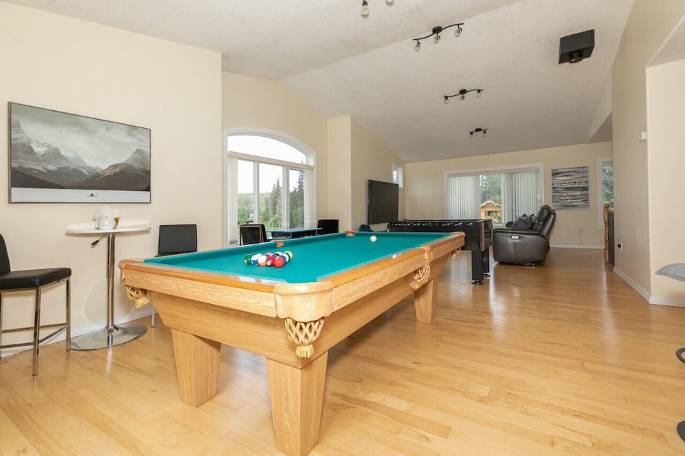 Hinton Vacations - LUXURIOUS 5-Br Acreage  Year-Round Heated Pool  HotTub  Mtn View  Pool Table - Property Image 10