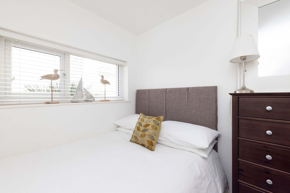 Stylish Ground Floor Apartment With Sea Views