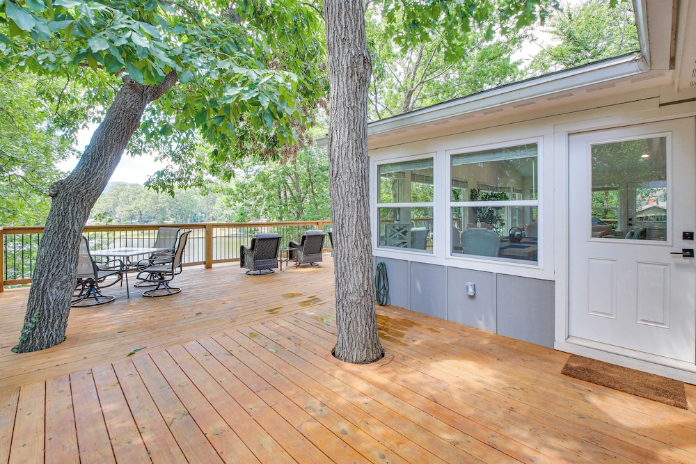 Lake Hamilton Views: Hot Springs Family Home!