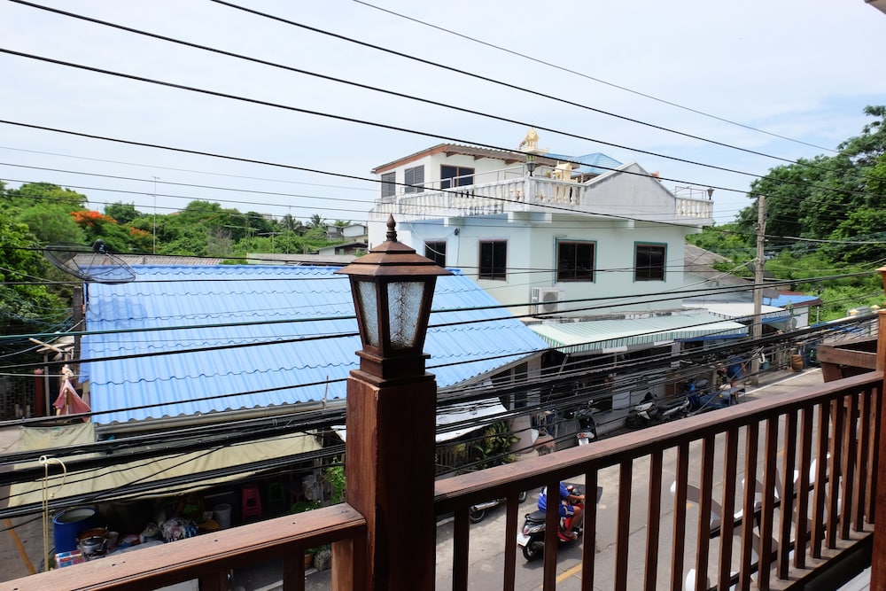 Baan Kun Tuad Ko Si Chang