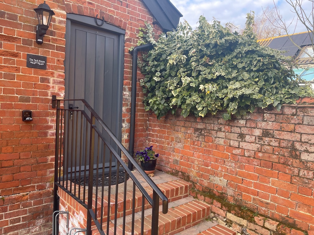 The Tack Room Cottage - Sleeps 4, Garden & Parking