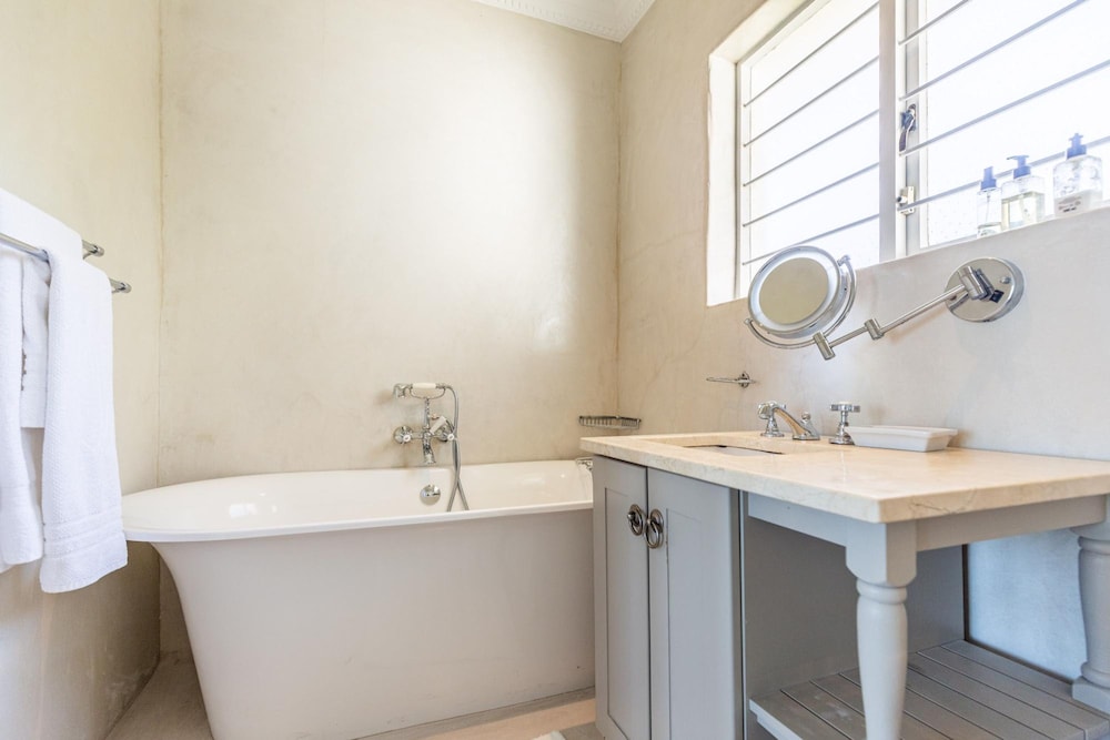 Camps Bay 4bed Home w Pool and Views Alma Marina