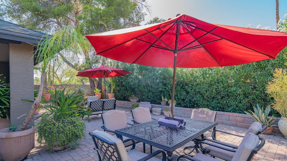 Scottsdale Gem W/pool in Private and Serene Yard!