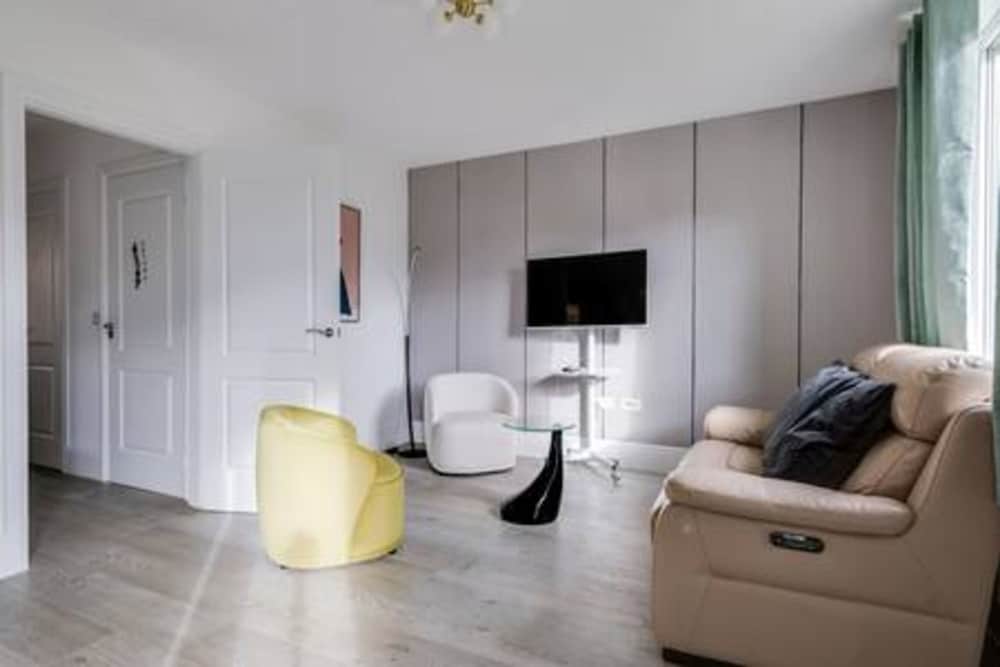 Stylish 4-br House With 3 Ensuite Free Parking