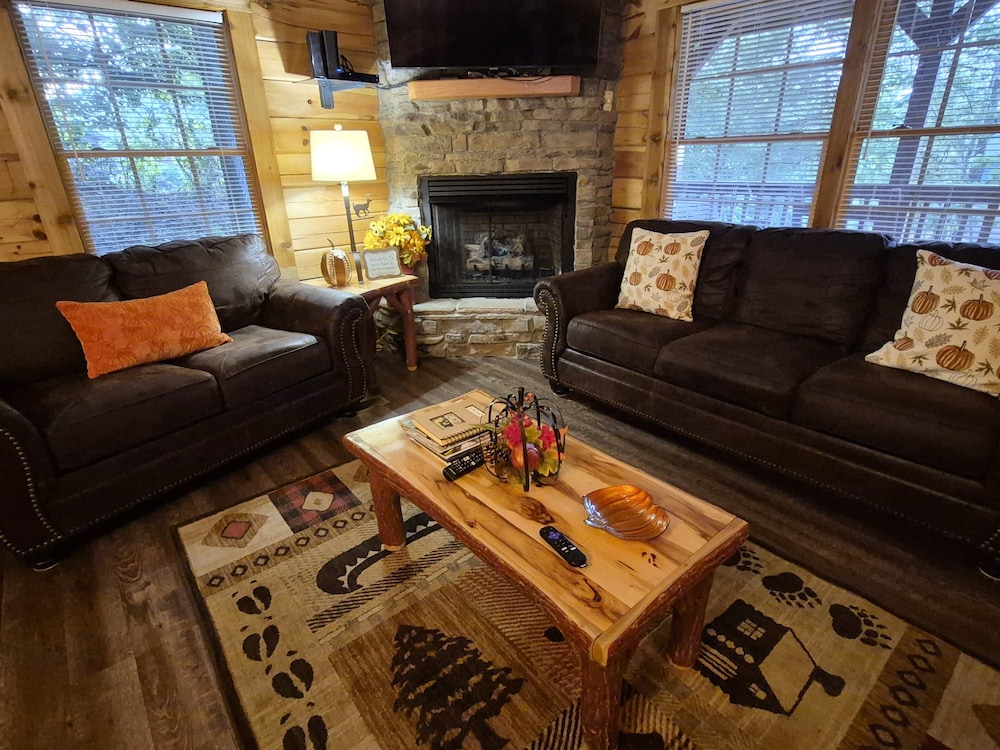 Black Bear Retreat 2 Beds! 2 Bedroom Cabin