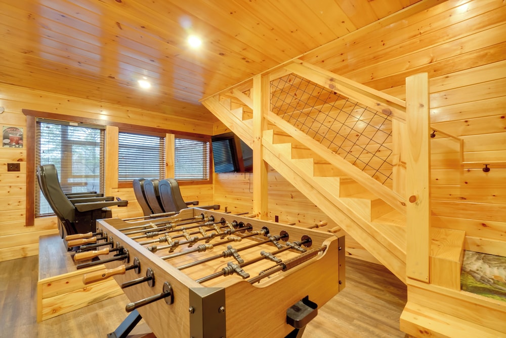 Hot Tub, Game Room & Mtn Views: Sevierville Cabin