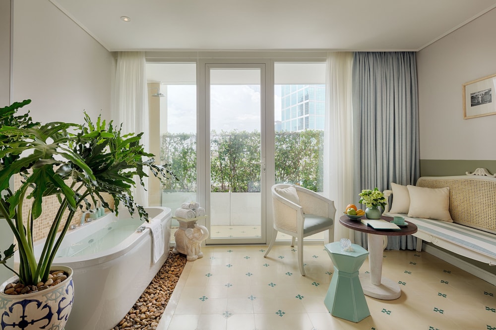 Au Lac Charner Hotel 72