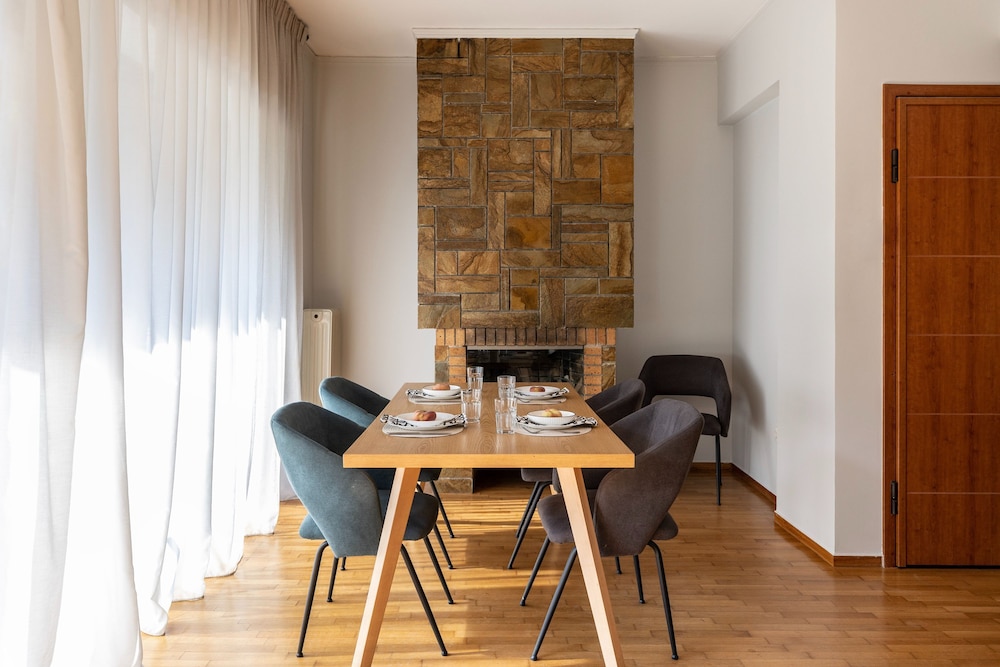 Spacious 3-bedroom Getaway With Balcony in Glyfada