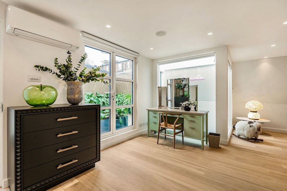 London Mews Home w Glass Atrium Terrace